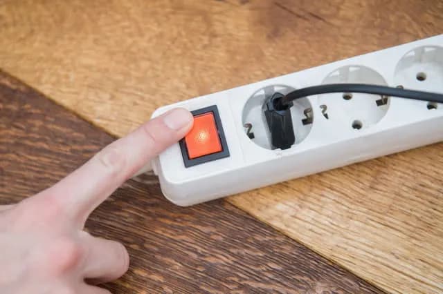 Ile prądu pobiera listwa zasilająca? Sprawdź, jak oszczędzać energię Ile prądu pobiera listwa zasilająca? Sprawdź, jak oszczędzać energię